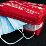 Maskenpflicht im Verbandskasten