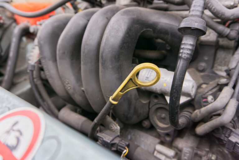 Ölstand prüfen: So geht’s ohne Fehler! | SchnelleAutohilfe.de