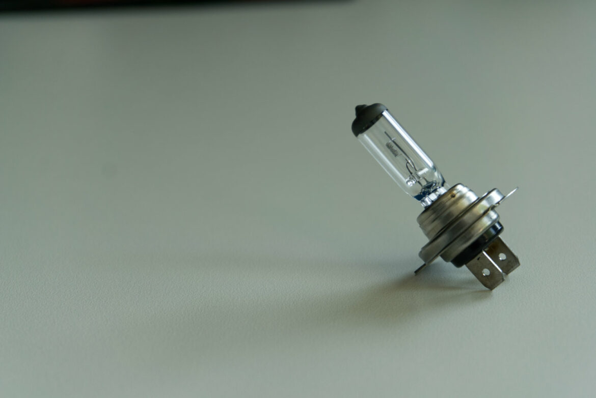 Glühbirne am Auto wechseln: So einfach geht’s! Glühbirne am Auto wechseln