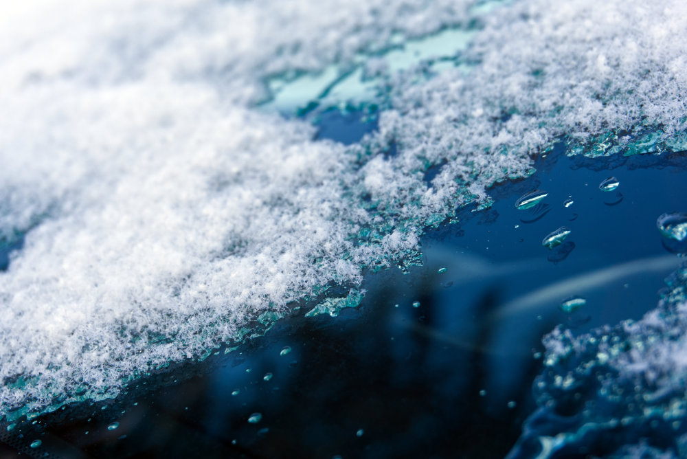Eis vom Auto entfernen: Kratzen, Wasser, Spray – was wirkt am besten?