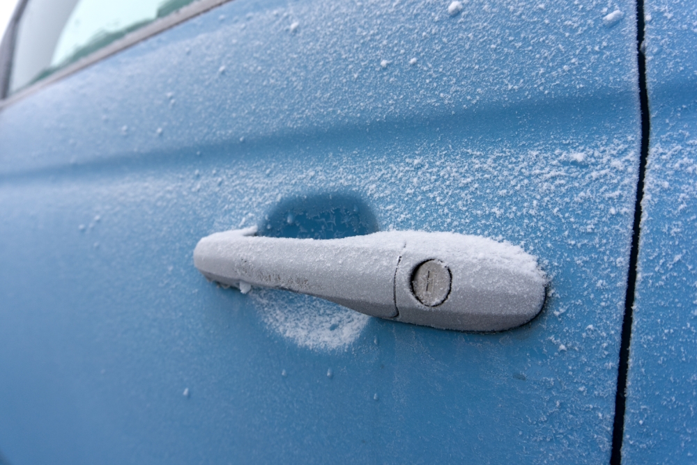 Spray und Vorsicht: Was bei vereisten Autotüren zu tun ist