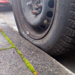 Bordsteinschaden am Auto