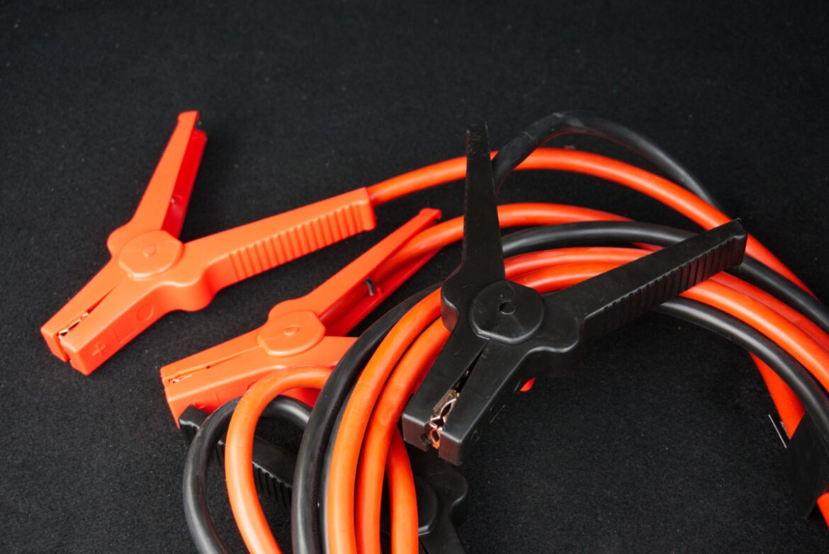 Auto überbrücken: So funktioniert das Starthilfe geben Auto überbrücken & Starthilfe geben