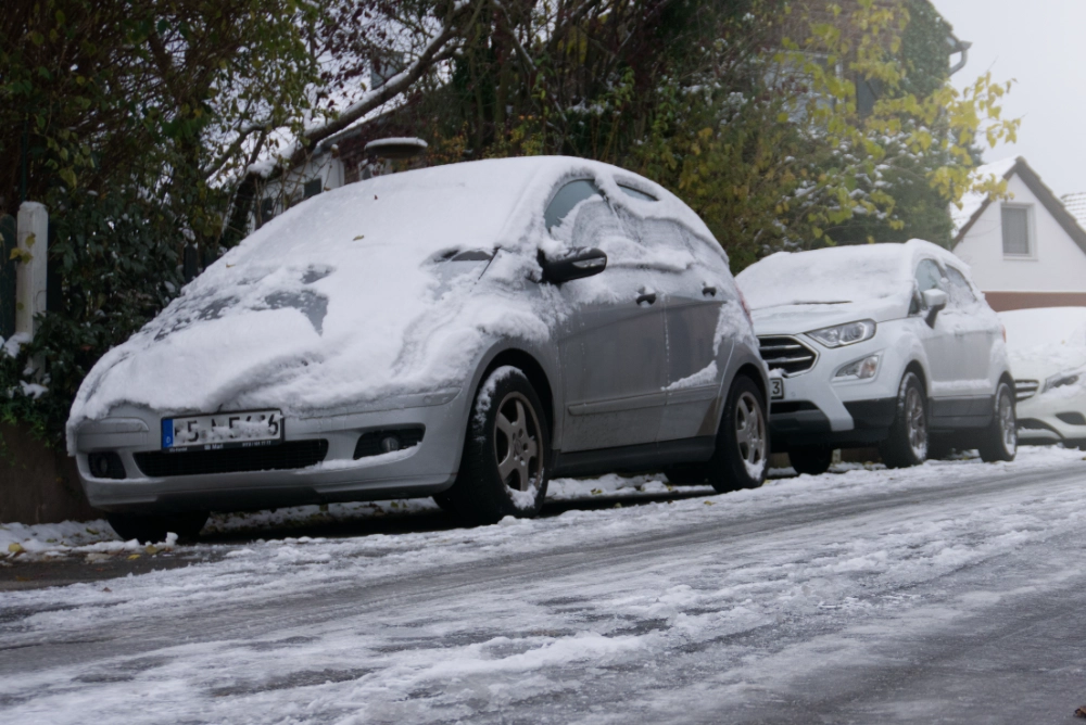 Auto zugeschneit: Droht ein Strafzettel, wenn der Parkschein nicht