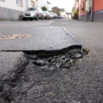 Schaden am Auto durch Schlagloch