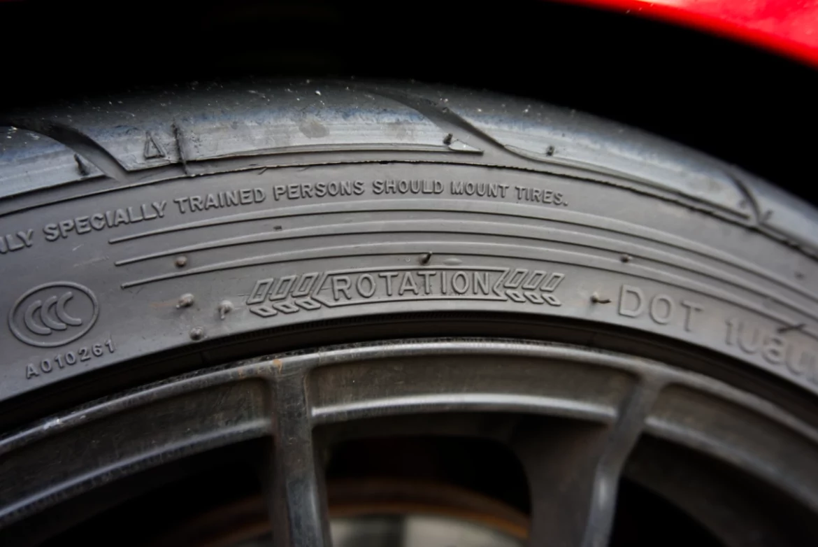 Laufrichtung beim Reifen erkennen: Darauf kommt es an Laufrichtung beim Reifen