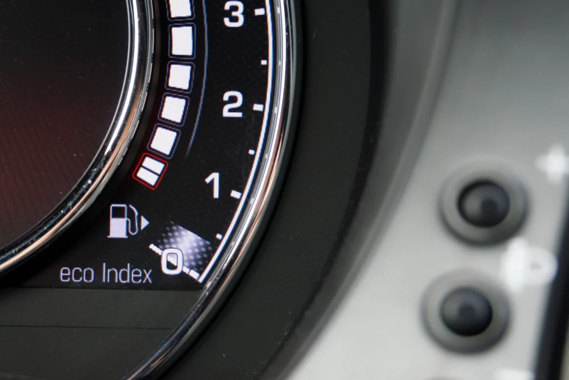 Was der kleine Pfeil auf der Tankanzeige bedeutet Pfeil auf der Tankanzeige