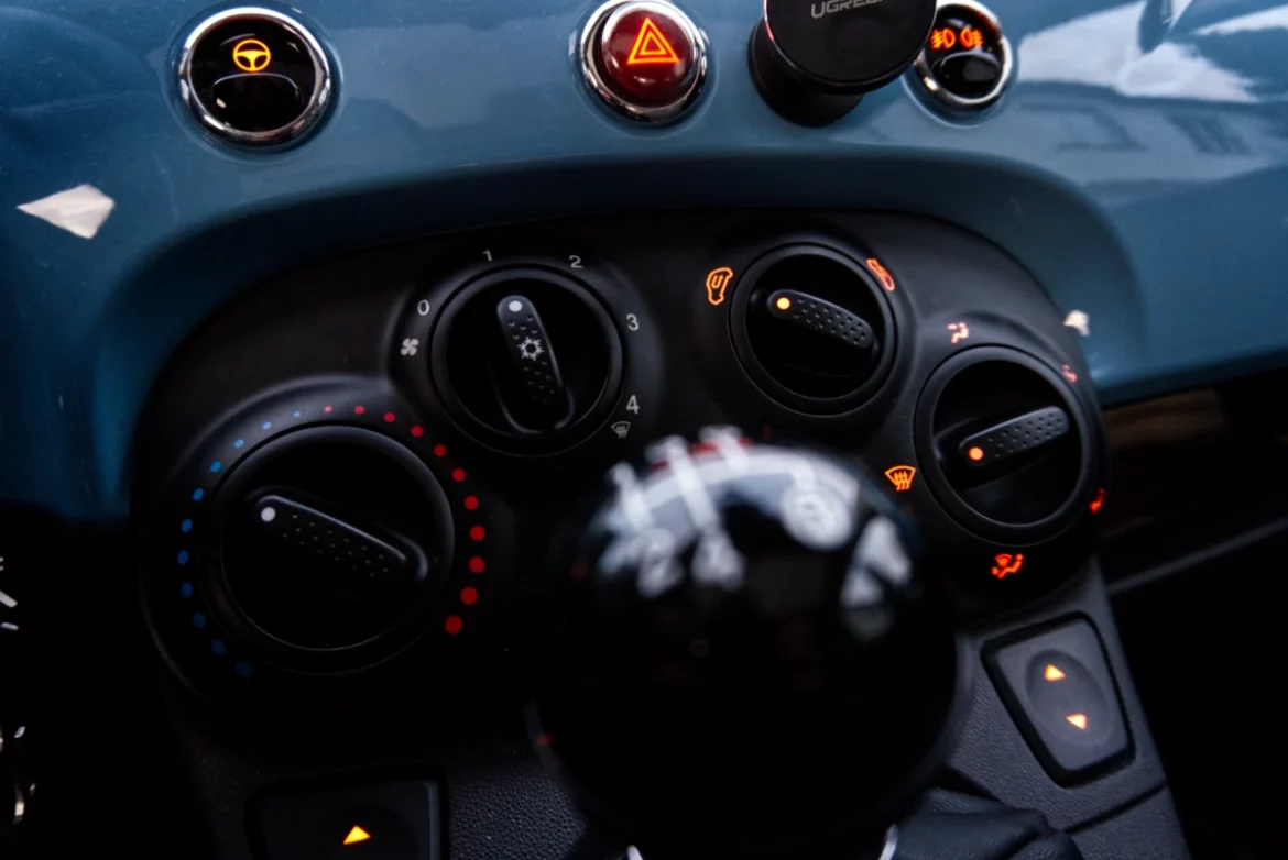 Fiat 500: Defekte Beleuchtung in der Mittelkonsole (Heizung/Klima) Kaputte Beleuchtung bei Heizung/Klima im Fiat 500
