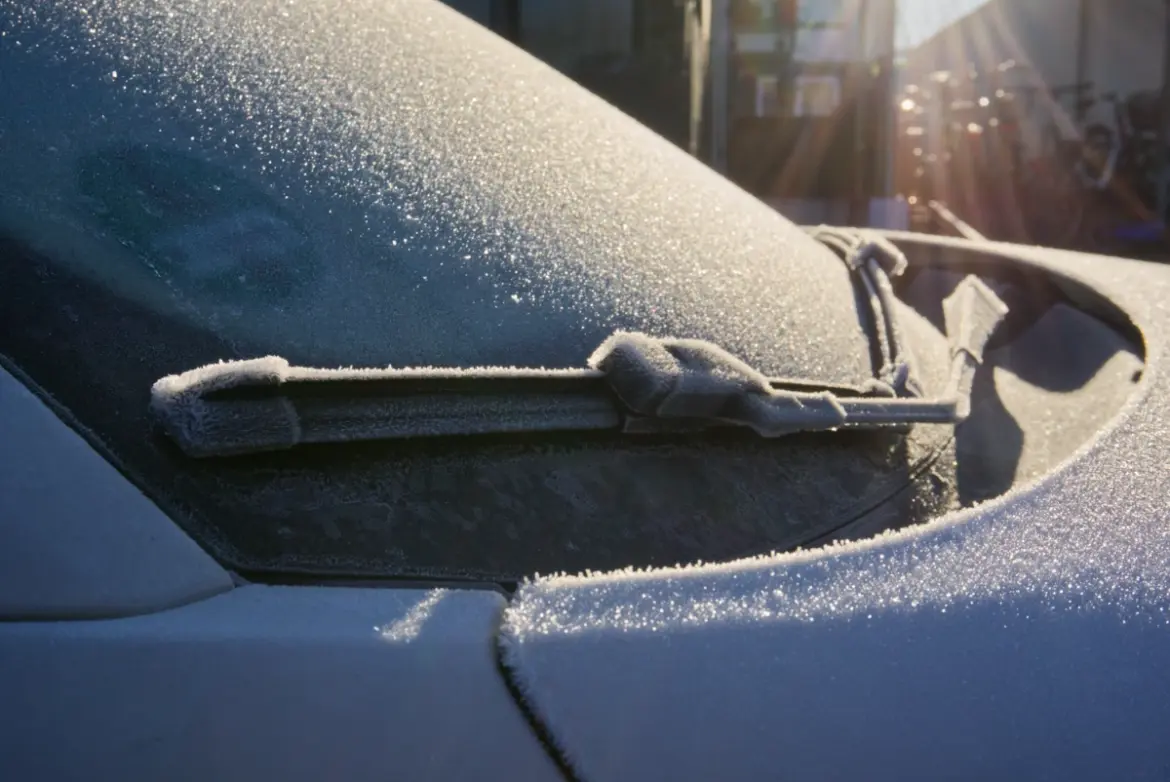 Scheibenwischer festgefroren? Die besten Tipps gegen Winterfrust Scheibenwischer festgefroren: Tipps, Lösungen & Hausmittel