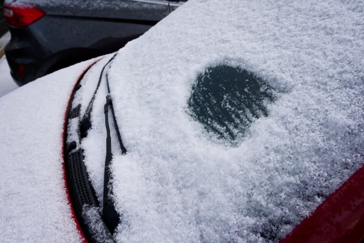 Nur ein „Guckloch“ frei: Diese Strafe droht Autofahrern Guckloch im Winter: Schnee auf der Windschutzscheibe