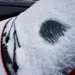 Guckloch im Winter: Schnee auf der Windschutzscheibe