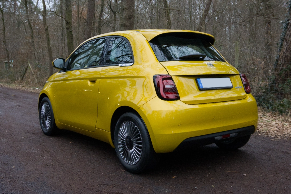 Der neue Fiat 500 Hybrid (2025) von hinten