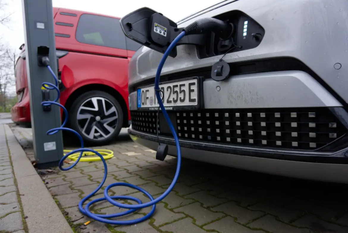 Pkw-Zulassungen August 2026: Fast jedes dritte Neufahrzeug fährt elektrisch Pkw-Zulassungen August 2026