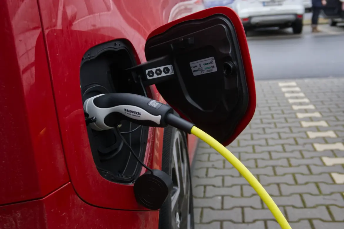 Neuer Kosten-Rekord: So viel günstiger fahren Elektroautos aktuell