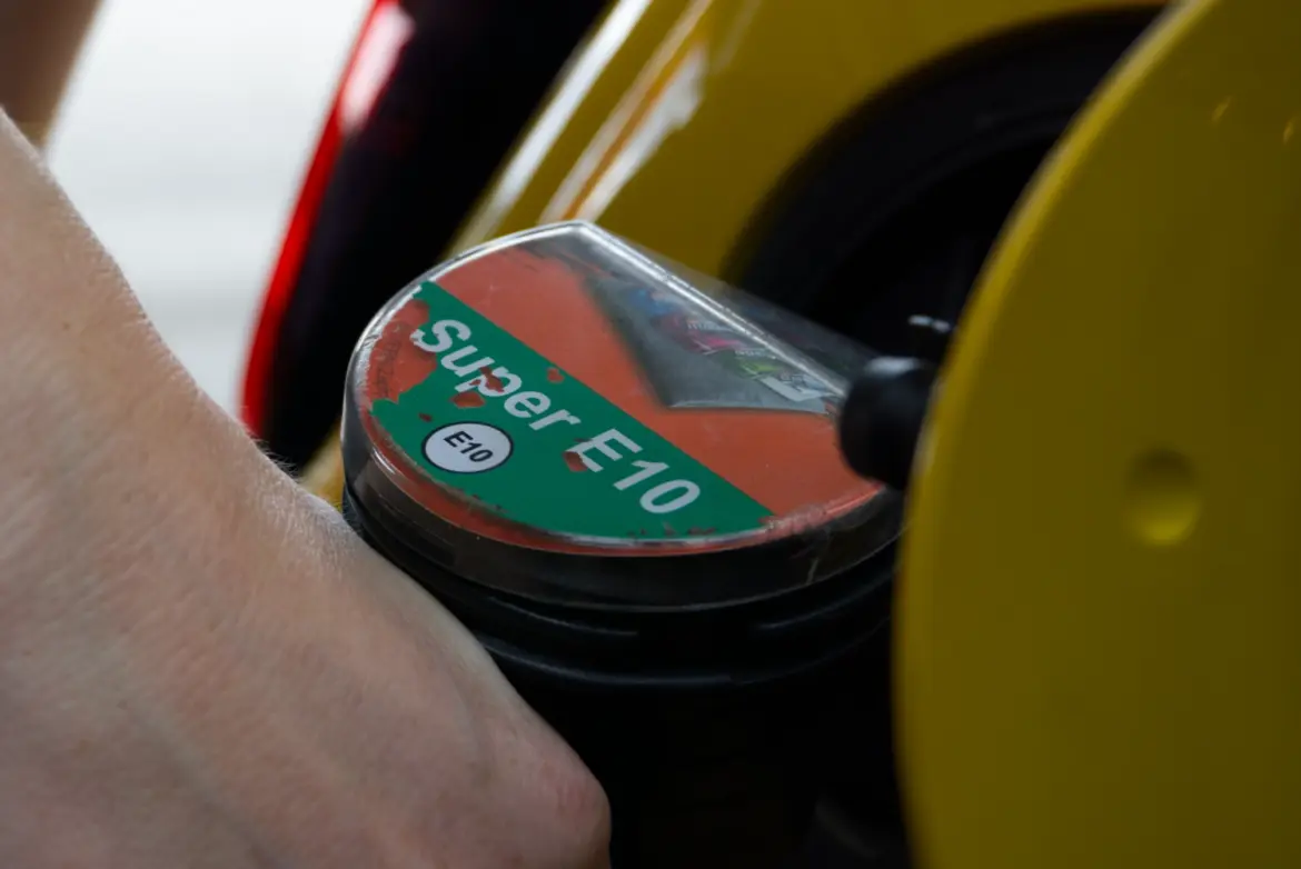Darf mein Auto E10 tanken? Nachteile, Kosten & Co. E10 tanken