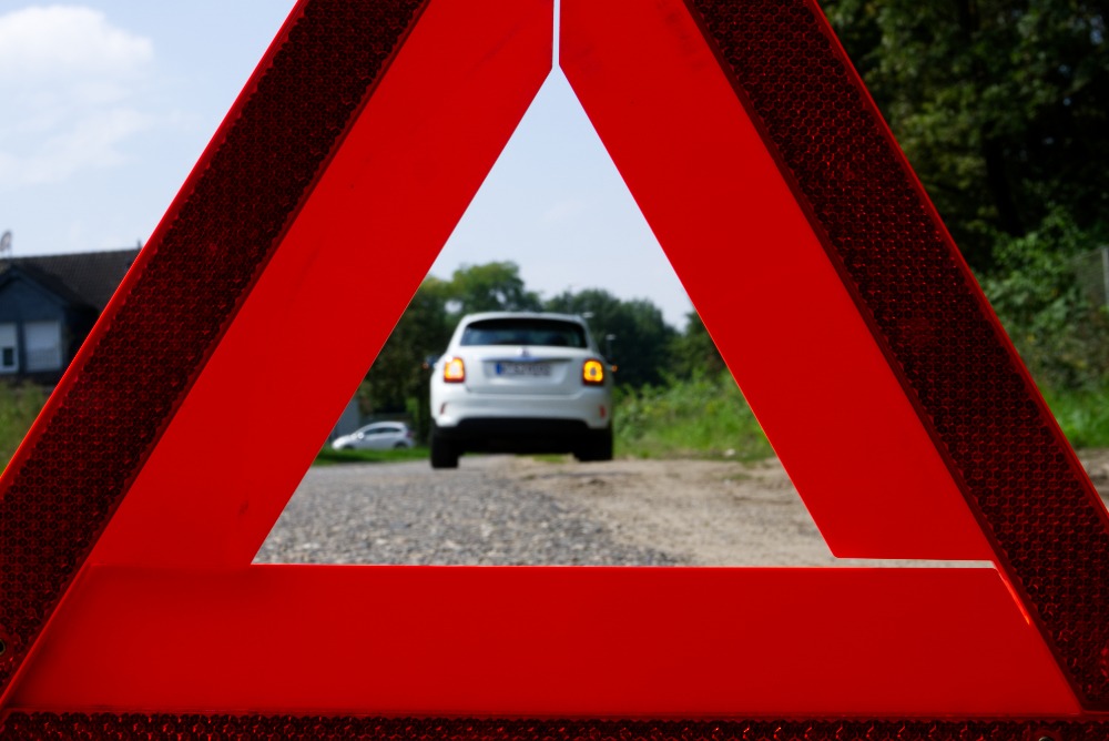 Warnblinklicht beim Auto: Wann ist das Einschalten Pflicht?